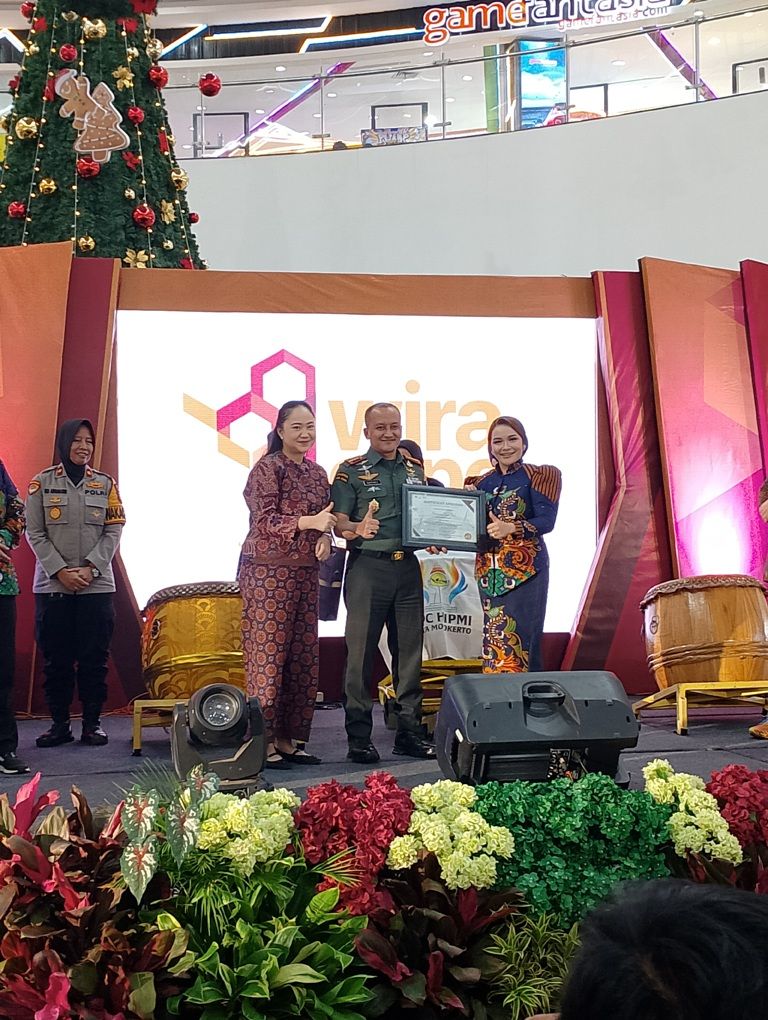 APRESIASI: Ketua HIPMI Kota Mojokerto, Megawati Citra Alam memberikan sertifikat apresiasi kepada Danrem 082/CPYJ, Kolonel Inf Barata Alex Bulo.