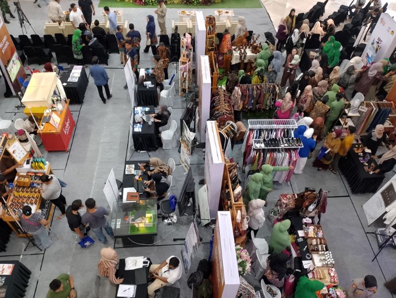 RAMAI: Puluhan stan di HIPMI Fest Wira Expo 2025 dipadati pengunjung Sunrise Mall Mojokerto.