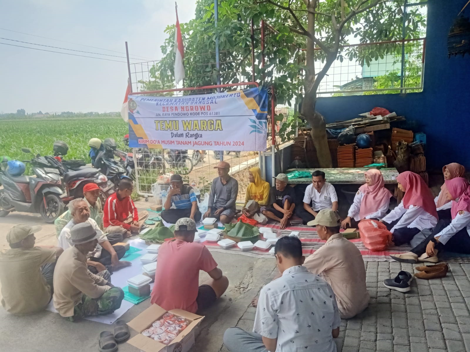 MUDAH: Kepala Desa Ngrowo, Siti Maidah mendampingi petugas Dispendukcapil saat melayani warga mengurus adminduk di balai desa, Mei lalu.