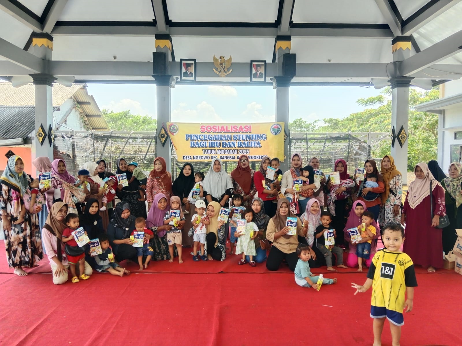 DIJAMIN: Ibu dan balita di Desa Ngrowo, Kecamatan Bangsal usai mengikuti sosialisasi pencegahan stunting di Balai Desa, September lalu.