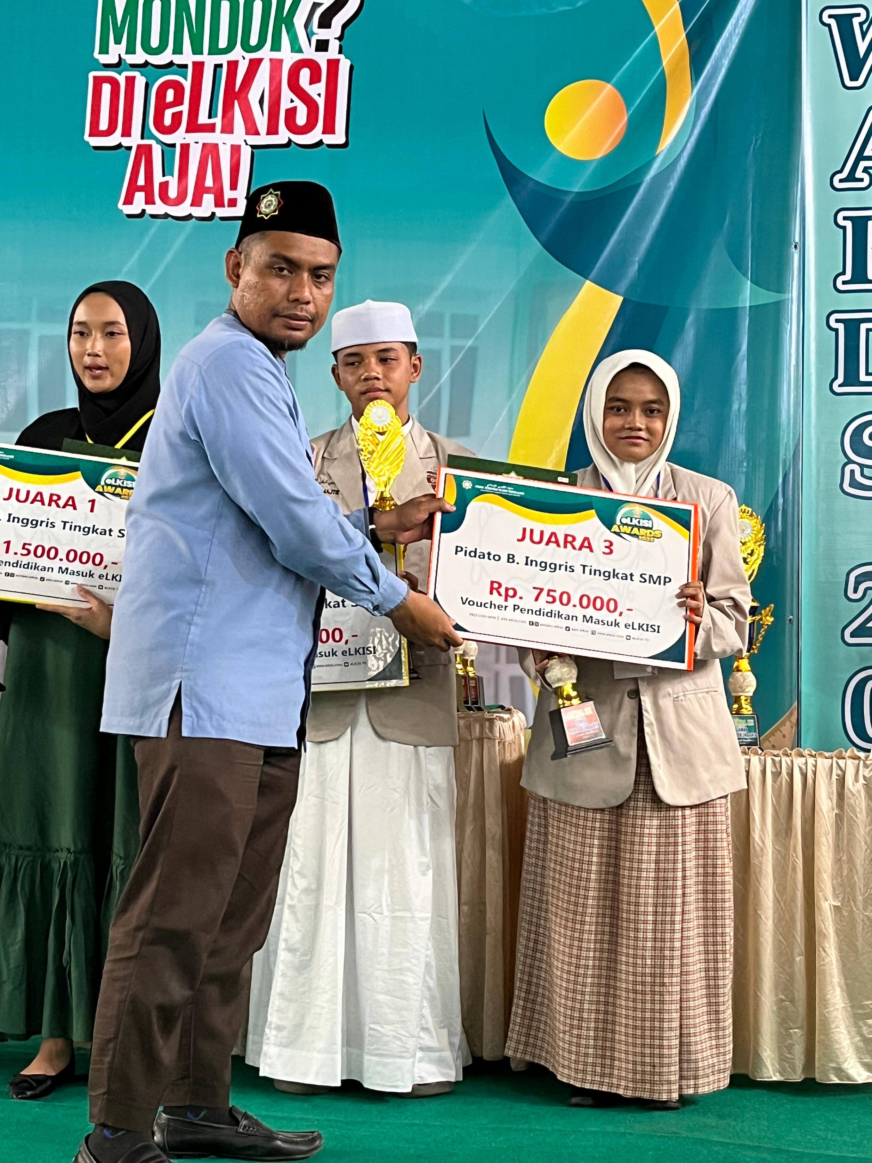 Ustadz Gunanto menyerahkan hadiah bagi pemenang lomba