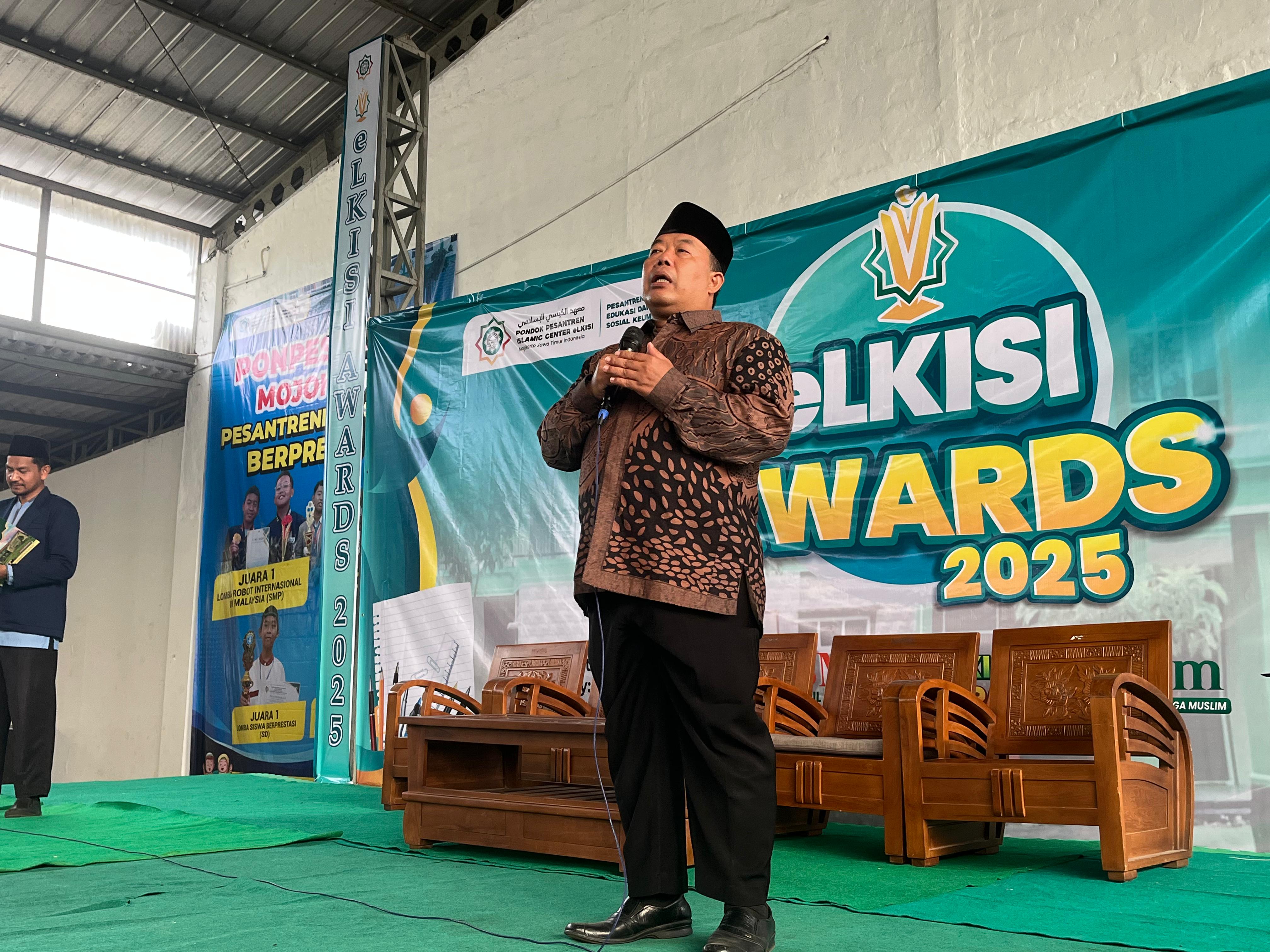 Ustadz Hairul Warizin perwakilan pengasuh memberikan apresiasi dan sambutan di Elkisi Award.