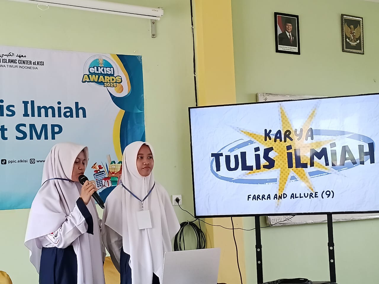 Peserta lomba karya tulis ilmiah memaparkan hasil di depan dewan juri