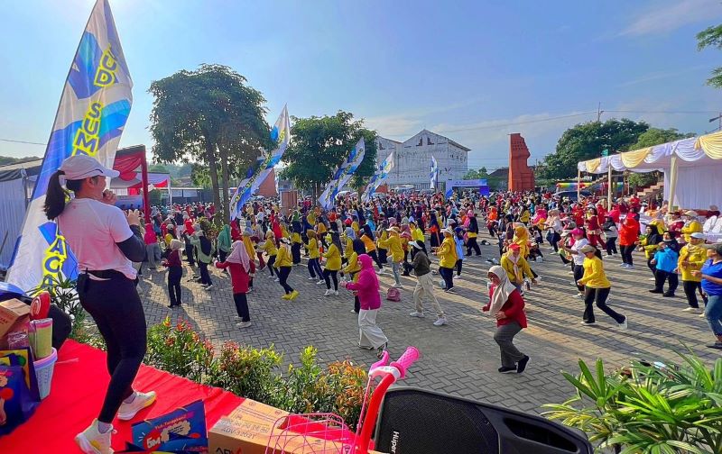 ANTUSIASME MASYARAKAT: Senam sehat bersama RSUD Sumberglagah berlangsung semarak.