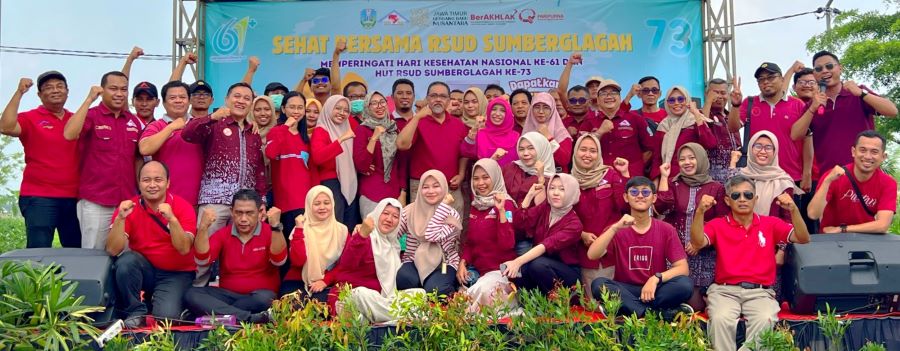 PELAYANAN MAKSIMAL: Manajemen RSUD Sumberglagah, Pacet, Mojokerto, foto bersama di tengah acara HUT RSUD Sumberglagah dan peringatan Hari Kesehatan Nasional.