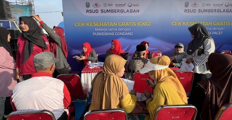 KERJA SAMA:  Prosesi cek kesehatan gratis yang bekerja sama dengan Puskesmas Gondang dan Puskesmas Pacet.