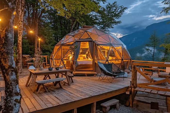 Tren glamping semakin menarik perhatian sebagai gaya liburan modern yang mampu menghadirkan kombinasi antara keindahan alam dan kenyamanan berkelas. sumber foto: pinterest