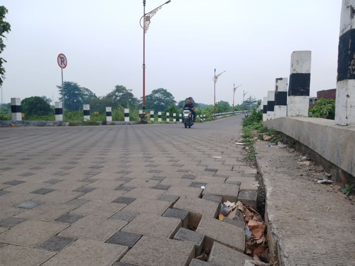 RUSAK LAGI: Kondisi paving Jalan Ir Soekarno di kawasan TBM, Kecamatan Prajurit Kulon, Kota Mojokerto, yang ambrol, kemarin (30/11).