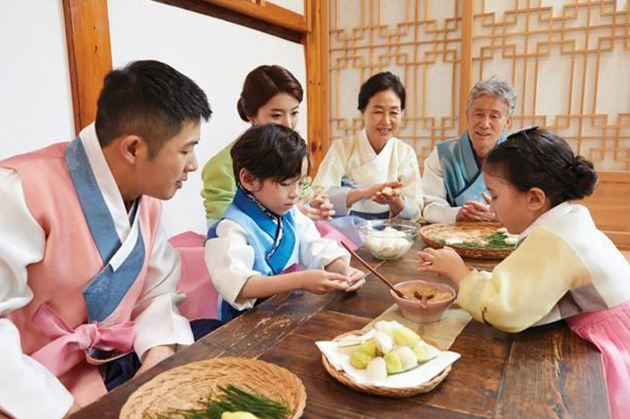 Chuseok, atau yang sering disebut sebagai Korean Thanksgiving Day, merupakan salah satu hari raya terbesar di Korea Selatan. Sumber Foto: Pinterest