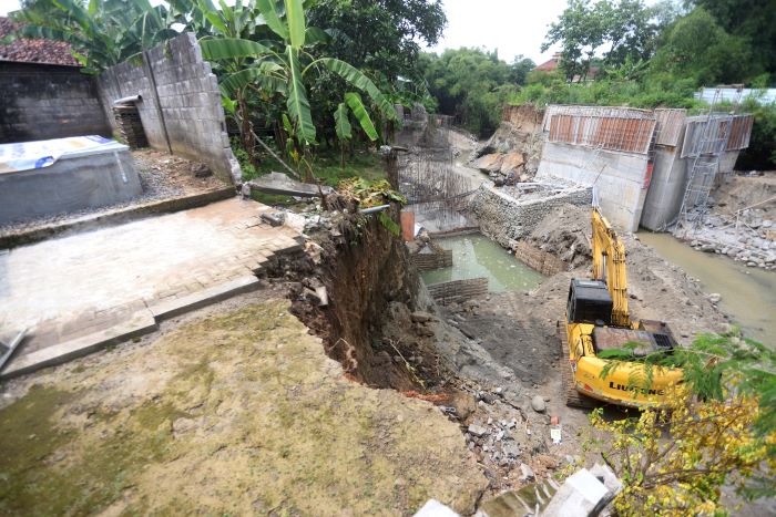 TAK TERKENDALI: Pengerjaan proyek Dam Wonokerto senilai Rp 4,1 miliar di Desa Wonodadi, Kecamatan Kutorejo, menjadi sorotan KPK karena dinilai proyek amburadul, kemarin (30/11).