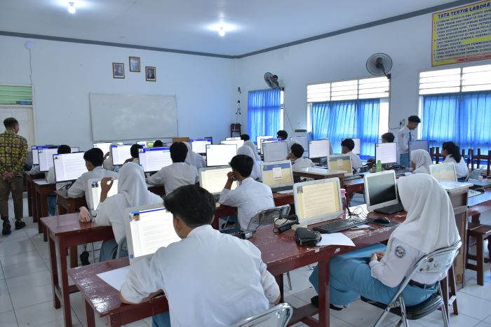 BELUM KELUAR: Siswa saat mengerjakan TKA yang digulirkan pada awal November lalu. Saat ini, mereka menunggu hasil akhir tes tersebut yang diprediksi keluar Januari nanti.
