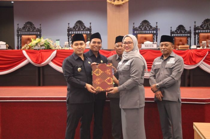 SEPAKAT: Bupati Mojokerto Muhammad Albarraa bersama Ketua DPRD Ayni Zuroh menandatangani kesepakatan bersama atas Raperda APBD 2026 di ruang rapat Graha Whicesa DPRD Kabupaten Mojokerto, Sabtu (29/11)