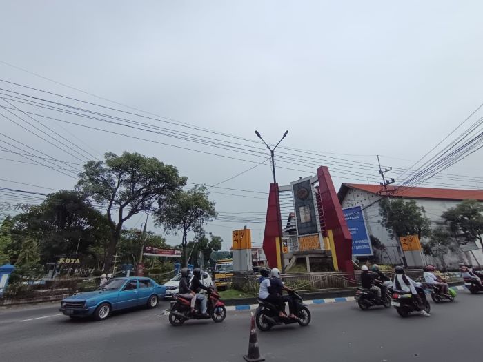 MONUMEN KOTA: Tugu Adipura yang menjadi ikon Kecamatan Mojosari, Kabupaten Mojokerto.