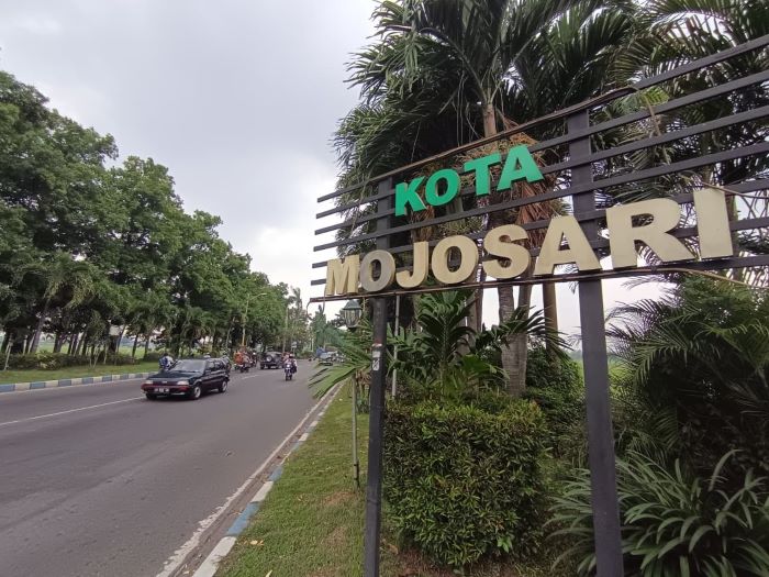 GERBANG MASUK KOTA: Gapura yang menjadi pintu masuk menuju wilayah Mojosari di Jalan Gajah Mada, Kabupaten Mojokerto.