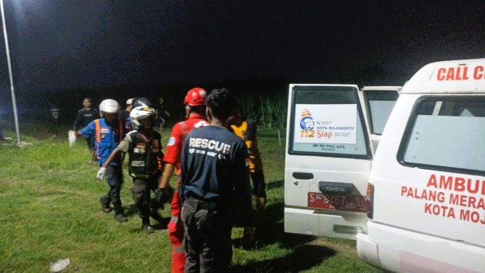 NAHAS: Petugas bersama relawan mengevakuasi jasad Kastin dari lokasi, Sabtu (29/11) petang.