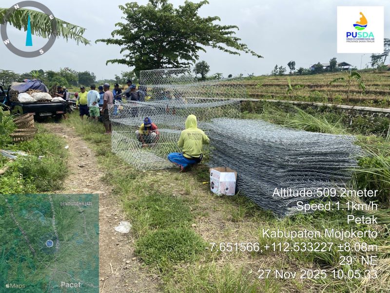 PENANGANAN: Petugas menyiapkan anyaman kawat baja untuk bronjong yang dipasang di tanggul anak Kali Kromong di Desa Sajen, Kecamatan Pacet, yang jebol.