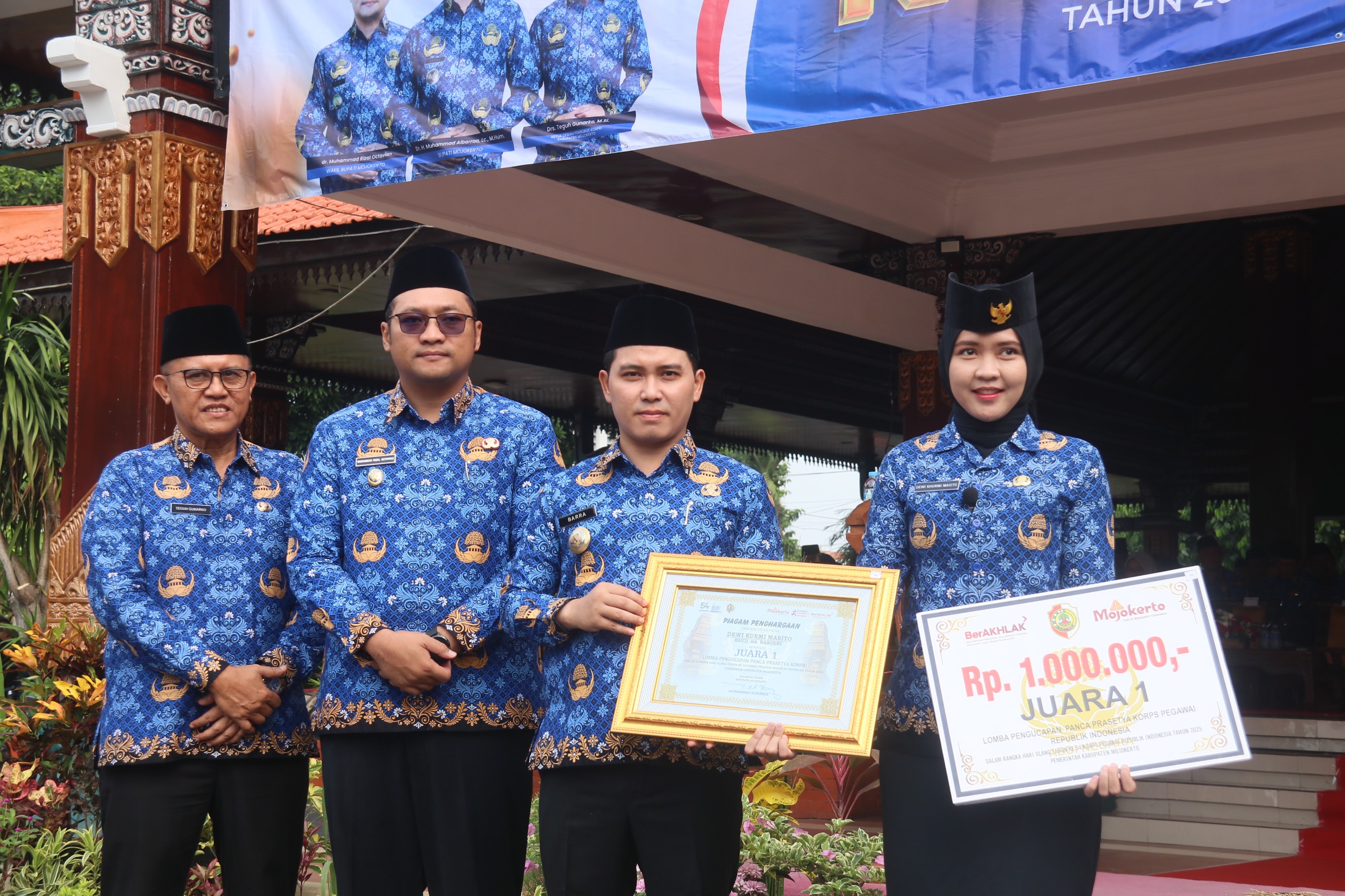 KOMPAK: Bupati Muhammad Albarraa didampingi Wabup M. Rizal Oktavian dan Sekdakab Teguh Gunarko menyerahkan penghargaan kepada ASN berprestasi dan berdedikasi, di tengah upacara HUT ke-54 KORPRI di hal
