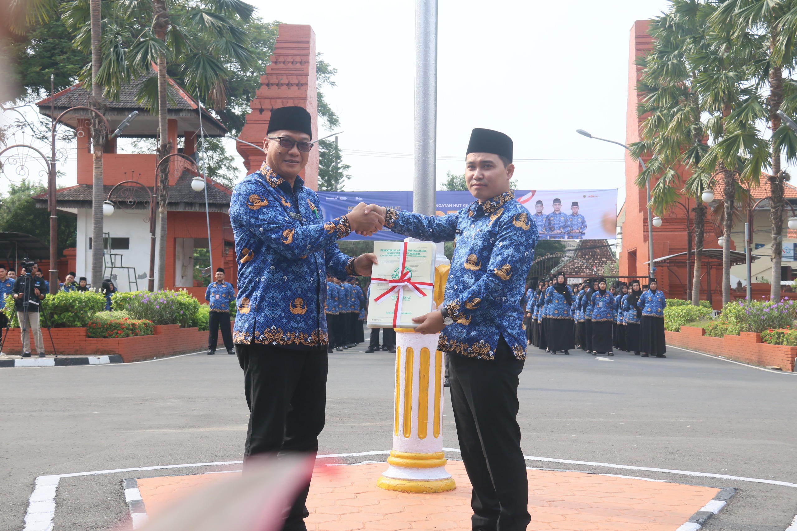 KOMITMEN: Bupati Muhammad Albarraa menerima 73 sertifikat tanah aset Pemkab Mojokerto dari Kantor Pertanahan (ATR/BPN) Kabupaten Mojokerto.