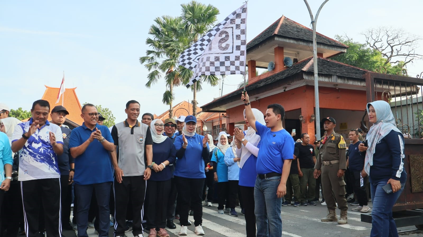 JALAN SEHAT: Bupati Muhammad Albarraa memberangkat jalan sehat dalam rangka memperingati HUT ke-54 KORPRI di halaman pemkab, Jumat (28/11).