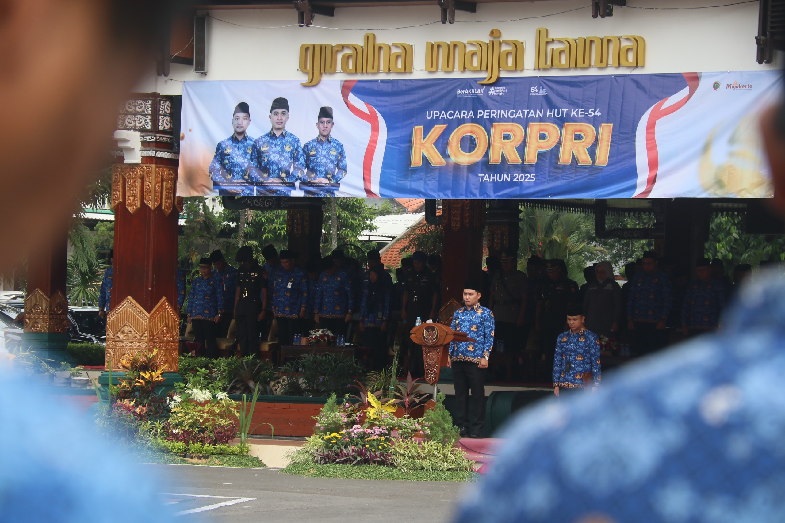 BERI ARAHAN: Bupati Muhammad Albarraa beri arahan saat pimpin upacara HUT ke-54 KORPRI di halaman pemkab, kemarin (1/12).