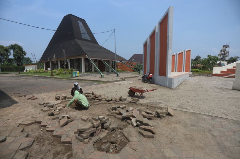 RUSAK: Pekerja memperbaiki lantai paving di kompleks Taman Bahari Mojopahit (TBM), Kecamatan Prajurit Kulon, Kota Mojokerto, kemarin (1/12).