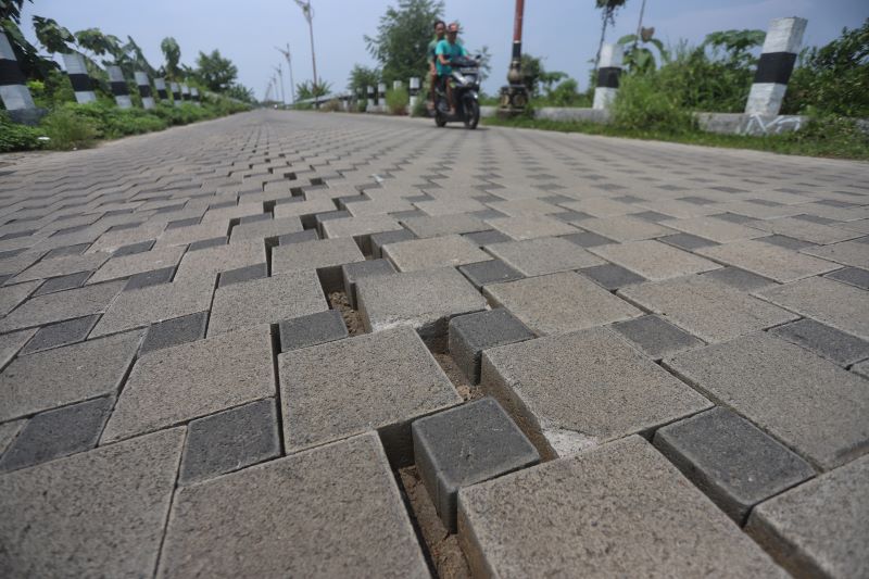 BAHAYA: Pengendara melintas di Jalan Ir Soekarno di kawasan TBM, Kecamatan Prajurit Kulon, Kota Mojokerto, yang mengalami renggang, kemarin (1/12).