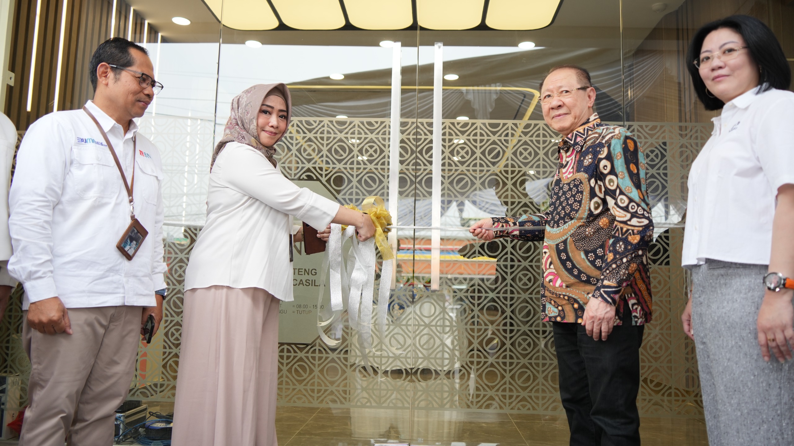 AKSES LEBIH BAIK: Regional Bussiness Support (RBS) Department Head BNI W06 Wahju Kusumaningtyas didampingi Pgs Branch Manager BNI Mojokerto Arief Purwanto memotong pita sebagai simbolis dibukanya relo