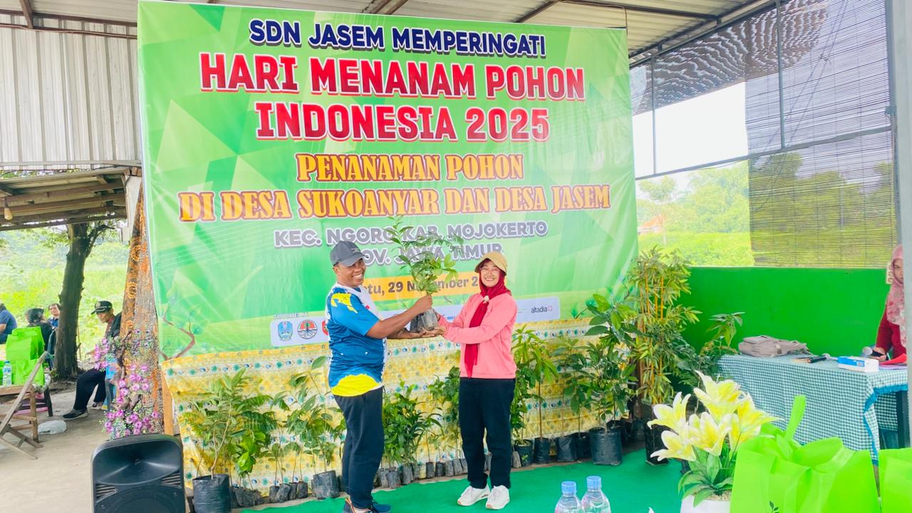 LESTARIKAN ALAM: Kepala SDN Jasem menyerahkan 500 bibit pohon kepada Kepala Desa Sukoanyar sebagai simbolis pelaksanaan HMPI 2025, Sabtu (29/11) lalu.
