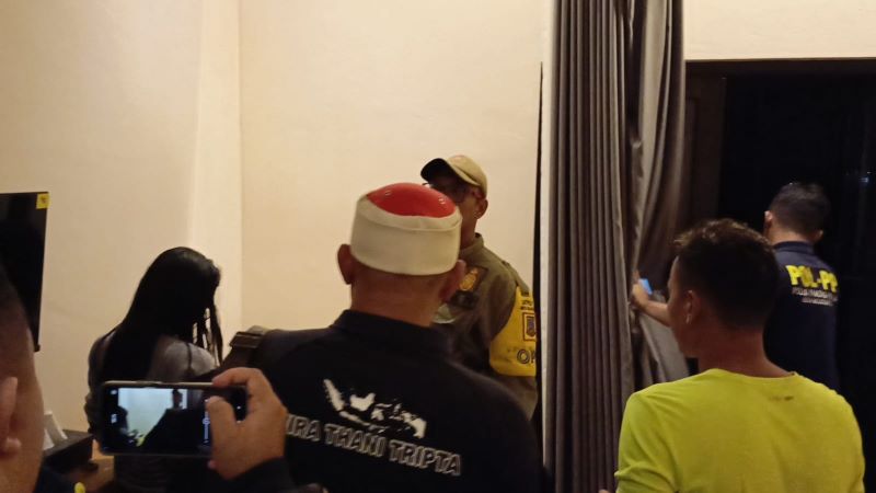 DIRAZIA: Petugas gabungan memeriksa pasangan bukan suami istri yang berada sekamar di penginapan Kelurahan Meri, Kecamatan Kranggan, Rabu (26/11) lalu.
