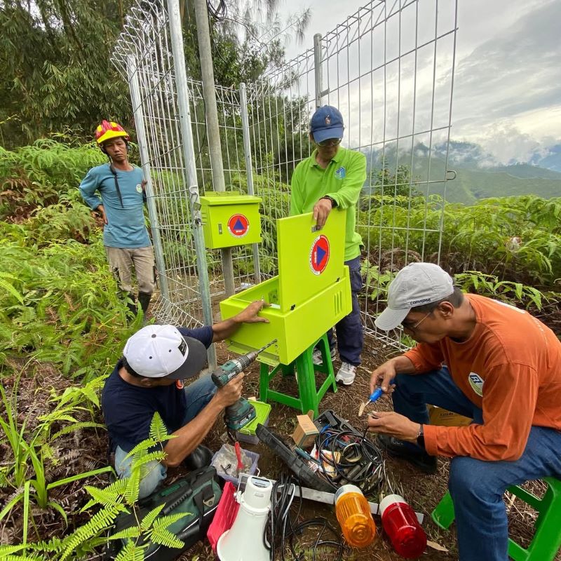 PERINGATAN DINI: Petugas BPBD Kabupaten Mojokerto melakukan pemasangan EWS di area jalur Pacet-Cangar, Desa/Kecamatan Pacet.