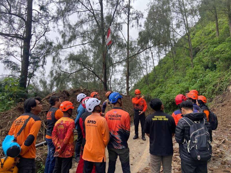 DIASESMEN: Tim BPBD Provinsi Jawa Timur saat melakukan asesmen di lokasi titik longsor di jalur Pacet-Cangar, Kecamatan Pacet, Kabupaten Mojokerto.