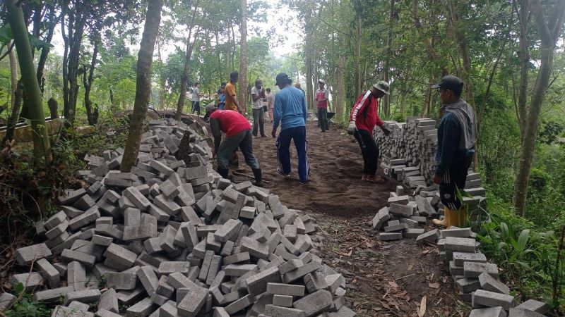 DITINGKATKAN: Warga Desa Kunjorowesi, Kecamatan Ngoro, bergotong-royong dalam pelaksanaan pekerjaan perbaikan jalan lingkungan.