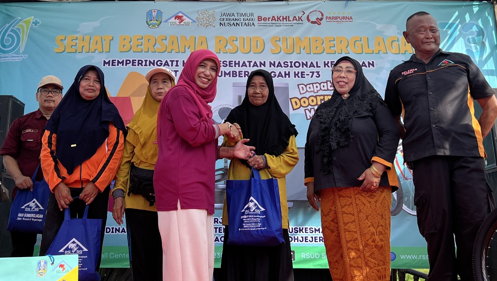 SOSIAL: Pemberian sembako kepada masyarakat disambut antusias.