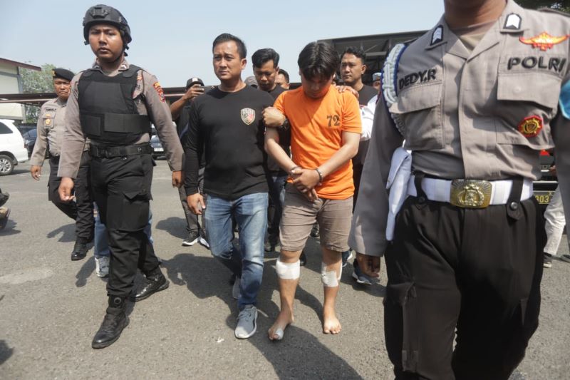 TEGA: Tersangka pembunuhan dan mutilasi, Alvi Maulana digiring petugas ke sel tahanan usai diringkus tim Satreskrim Polres Mojokerto, September lalu.