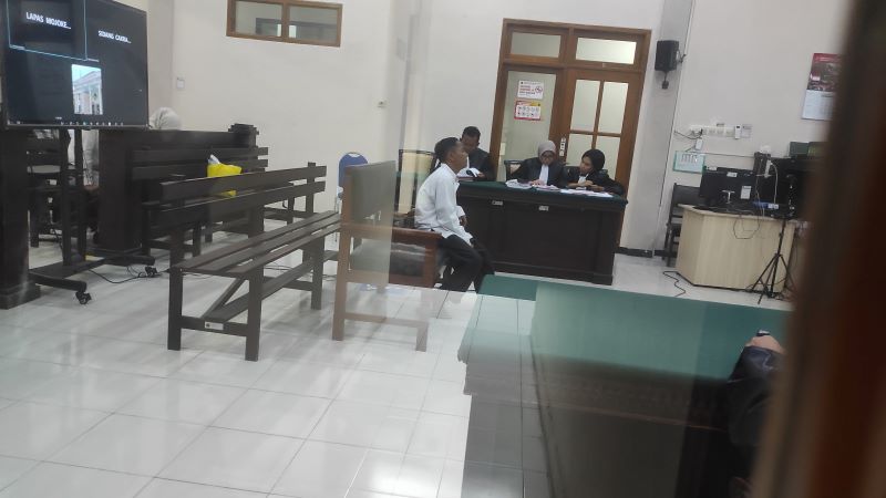 TERDAKWA: Pelaku kasus rudapaksa anak asal Pacet, Dodik Hermawan sebelum menjalani sidang di Pengadilan Negeri Mojokerto, November lalu.