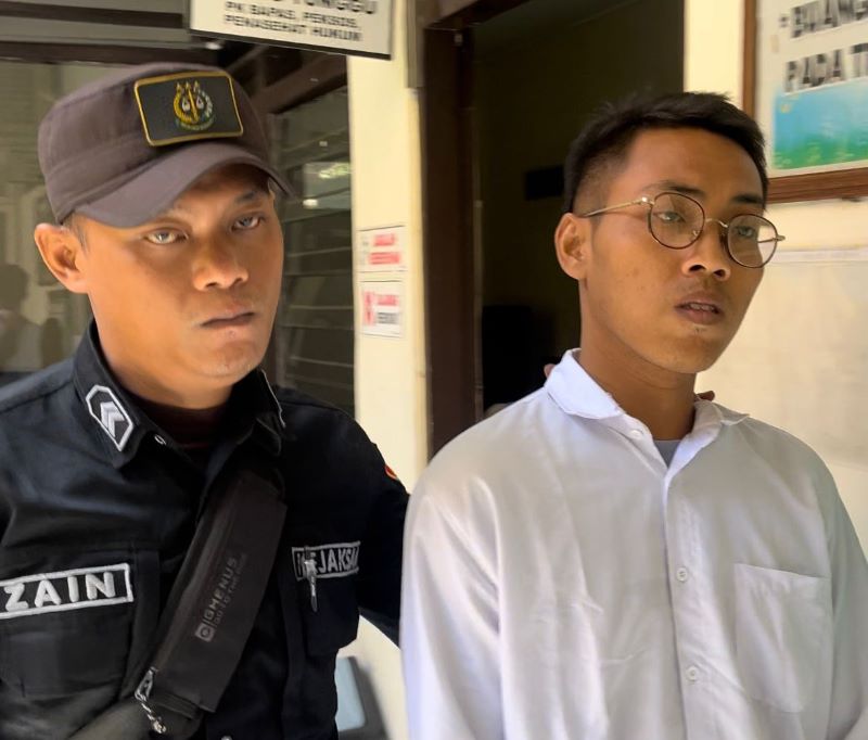 KEBERATAN: Waiters tempat karaoke yang tersandung kasus TPPO, Andi Febrianto (kanan), usai menjalani sidang di Pengadilan Negeri Mojokerto, September lalu.