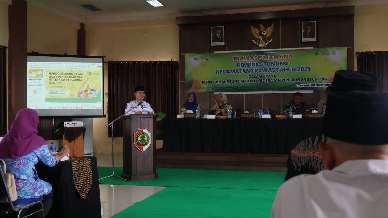 KOLABORASI: Bupati Mojokerto Muhammad Albarraa saat memberi arahan dalam gerakan percepatan penurunan stunting di Kecamatan Trawas.