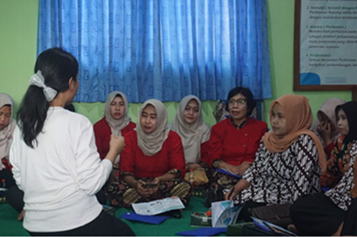 Para peserta antusias mendengarkan jawaban drg. Maria dalam sesi tanya jawab materi edukasi data antemortem gigi di Aula Puskesmas Kupang.