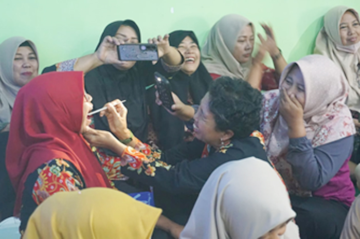 Para peserta mempraktikkan pemeriksaan gigi satu sama lain sebagai bagian dari pelatihan pengisian buku rekam identifikasi pribadi.