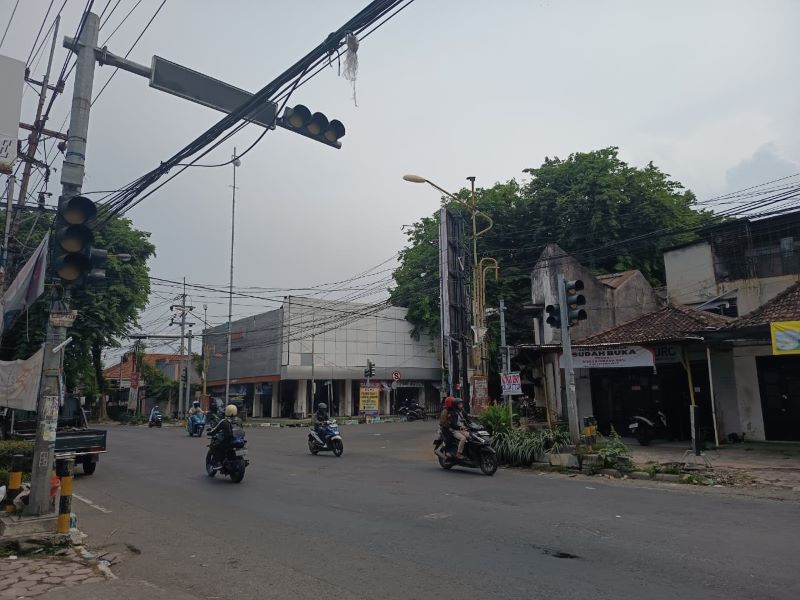 BERMASALAH: Traffic light simpang empat Panjer di ruas Jalan Hayam Wuruk-Jalan Brawijaya penghubung Mojosari-Pungging yang mengalami kerusakan.