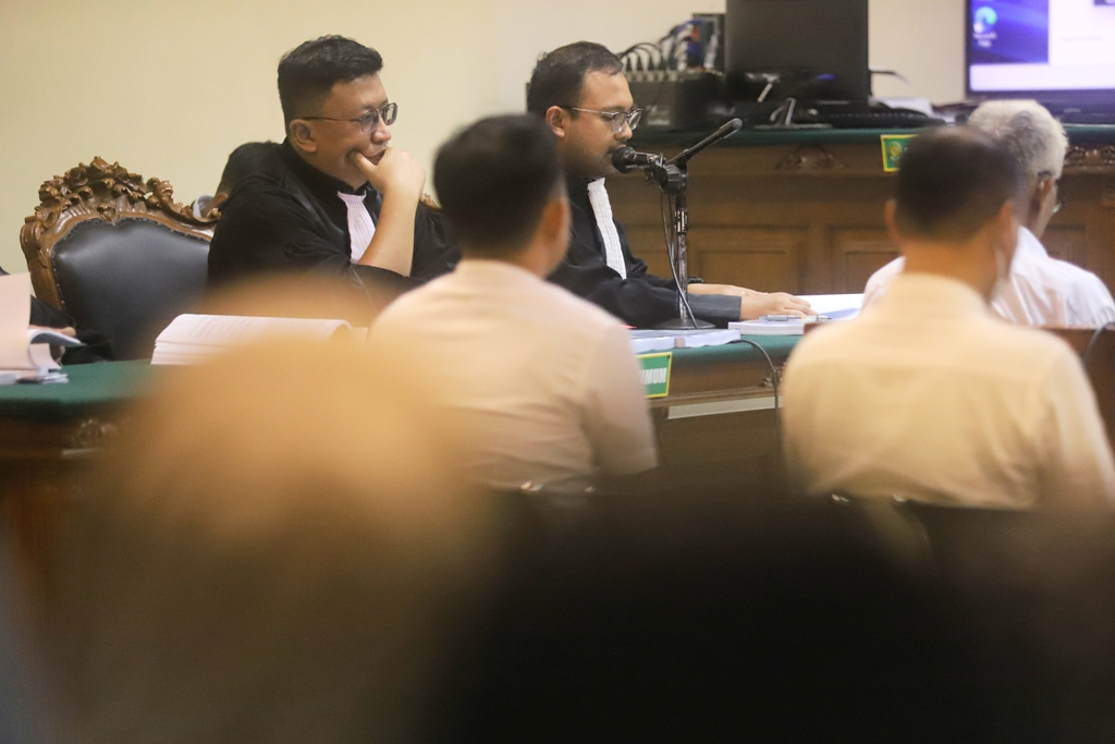 DITUNTUT: Tim JPU Kejari Kota Mojokerto membacakan tuntutan terdakwa korupsi kapal TBM dalam sidang yang digelar di Pengadilan Tipikor Surabaya, Selasa (2/12).