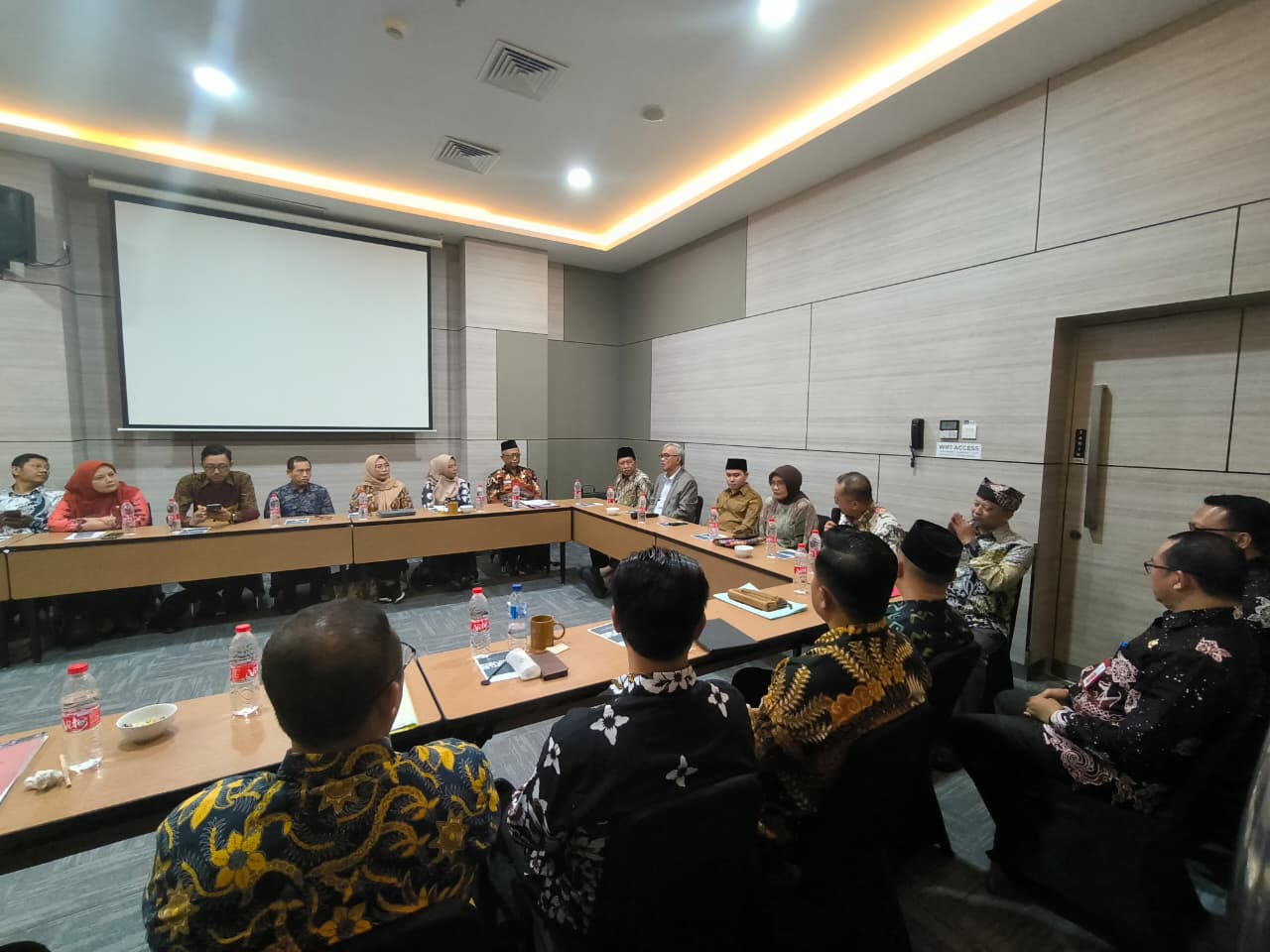 BERI ARAHAN: Bupati Mojokerto Muhammad Albarraa memberi arahan kepada para peserta selter sebelum akhirnya mereka dihadapkan dengan lima penelis untuk adu gagasan di The Southern Hotel Surabaya,&nbsp;Selas