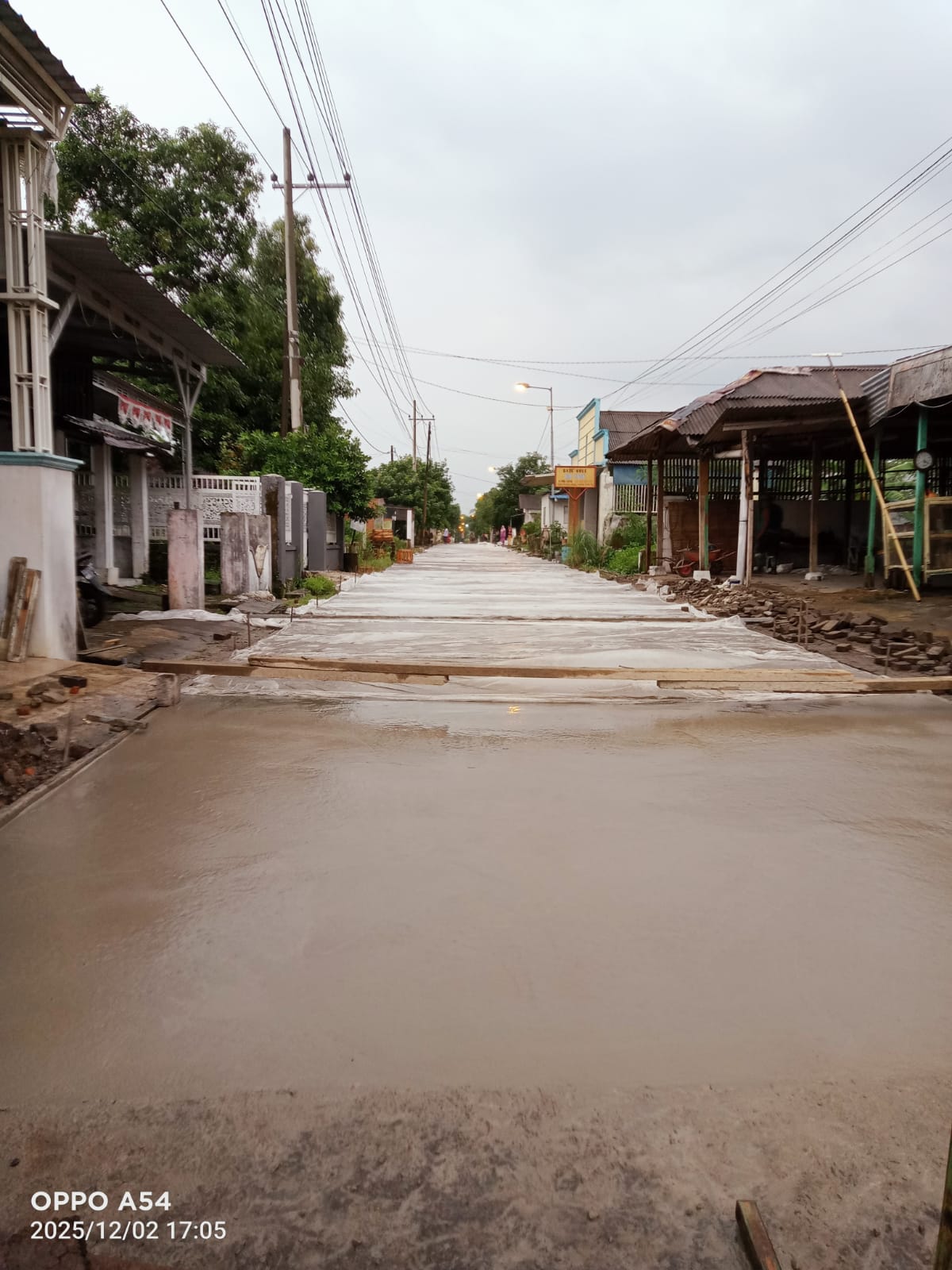 MENINGKAT: Masyarakat Desa Sambilawang, Kecamatan Dlanggu mengerjakan pembangunan jalan cor secara swakelola beberapa waktu lalu.