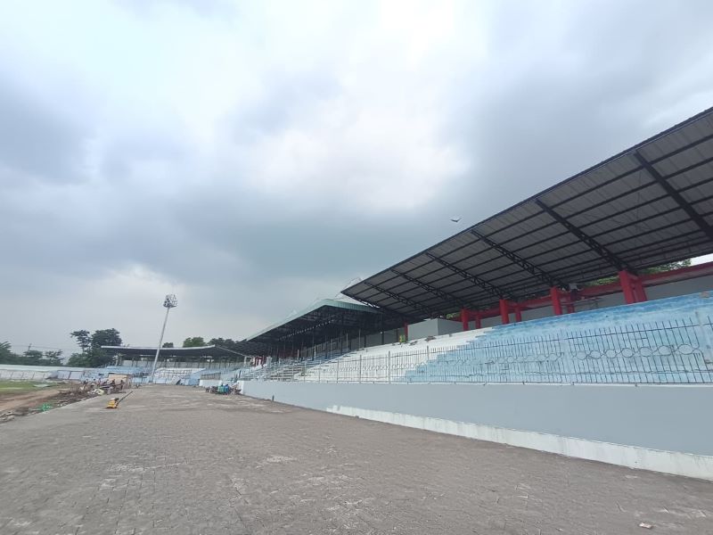 HARUS DIKEBUT: Sejumlah pekerja tengah mengerjakan proyek renovasi Stadion Gajah Mada di Kecamatan Mojosari , Kabupaten Mojokerto, kemarin (2/12).