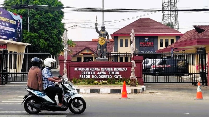 Mapolres Mojokerto Kota di Jalan Bhayangkara Kota Mojokerto.