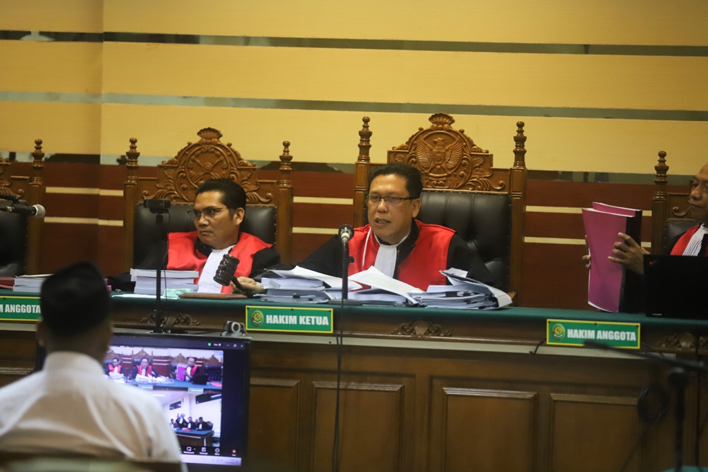 SIDANG TUNTUTAN: Ketua Majelis Hakim I Made Yuliada ketika memimpin sidang pembacaan tuntutan perkara korupsi kapal TBM di Pengadilan Tipikor, Surabaya, Selasa (2/12). Tujuh terdakwa dituntut bervaria