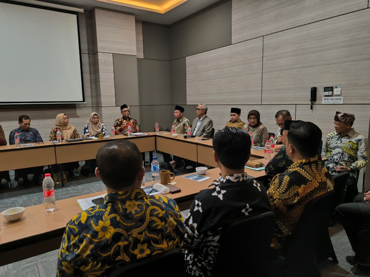 BERI ARAHAN: Bupati Mojokerto Muhammad Albarraa memberi arahan kepada para peserta selter sebelum akhirnya mereka dihadapkan dengan lima panelis untuk adu gagasan di Hotel Surabaya, Selasa (2/12).
