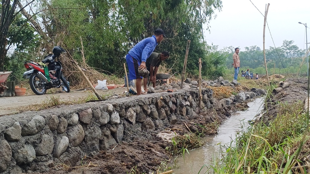INFRASTRUKTUR DESA: Kaur Kesejahteraan Pemdes Jrambe Rudi Setiawan mengecek pembangunan drainase di Dusun Sumberagung, kemarin (3/12).  &nbsp;