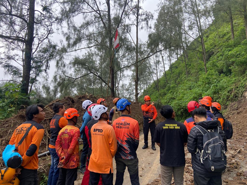 MITIGASI: Tim BPBD Provinsi Jatim melakukan asesmen di lokasi kejadian longsor di jalur Pacet-Cangar, Kabupaten Mojokerto pekan lalu.