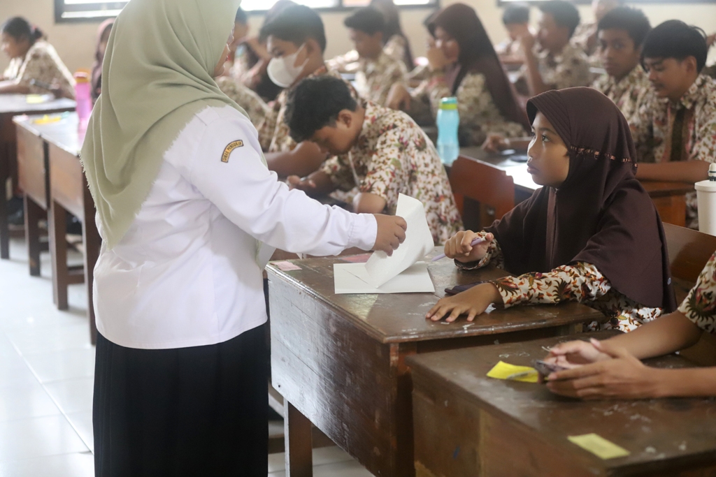BERALIH: Siswa SMPN 1 Mojokerto terpaksa mengerjakan ujian menggunakan kertas selama dua hari pelaksanaan ujian kenaikan kelas akibat gangguan internet yang terjadi secara massal di Kota Mojokerto, ke
